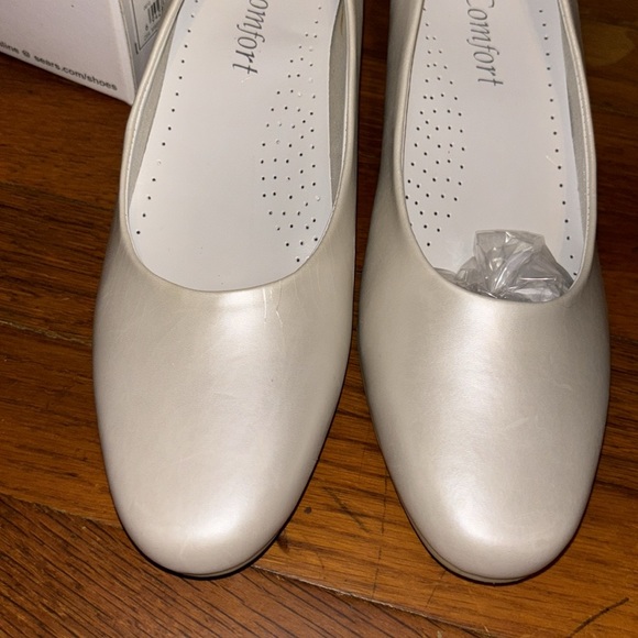 NWT I Comfort size 9 women’s bone color heels only worn to try on. - Picture 6 of 7